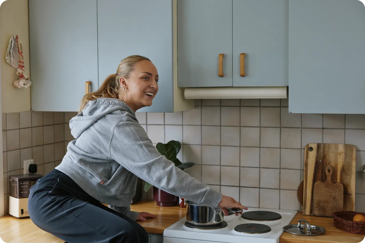 Einstaklingur eldar mat í eldhúsi heima