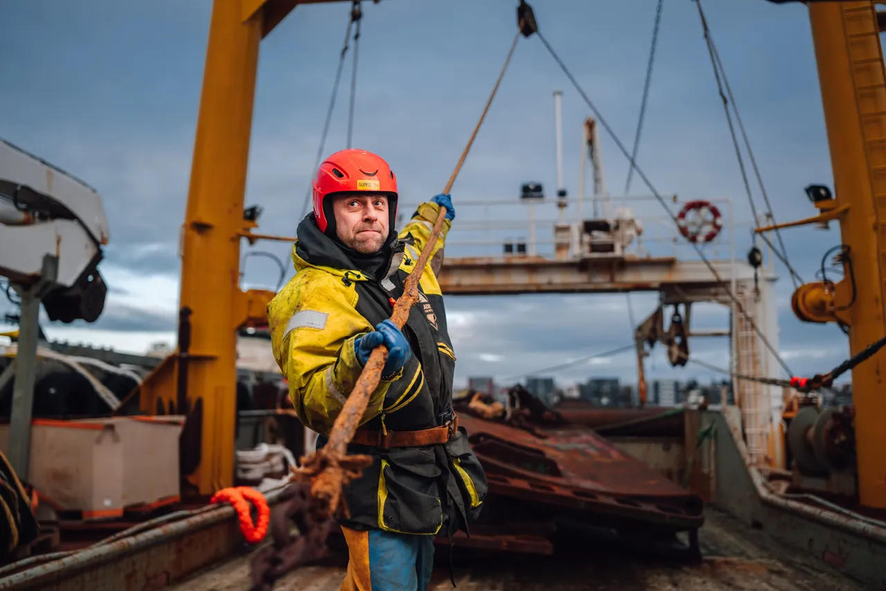 Sjómaður að störfum á dekki togara