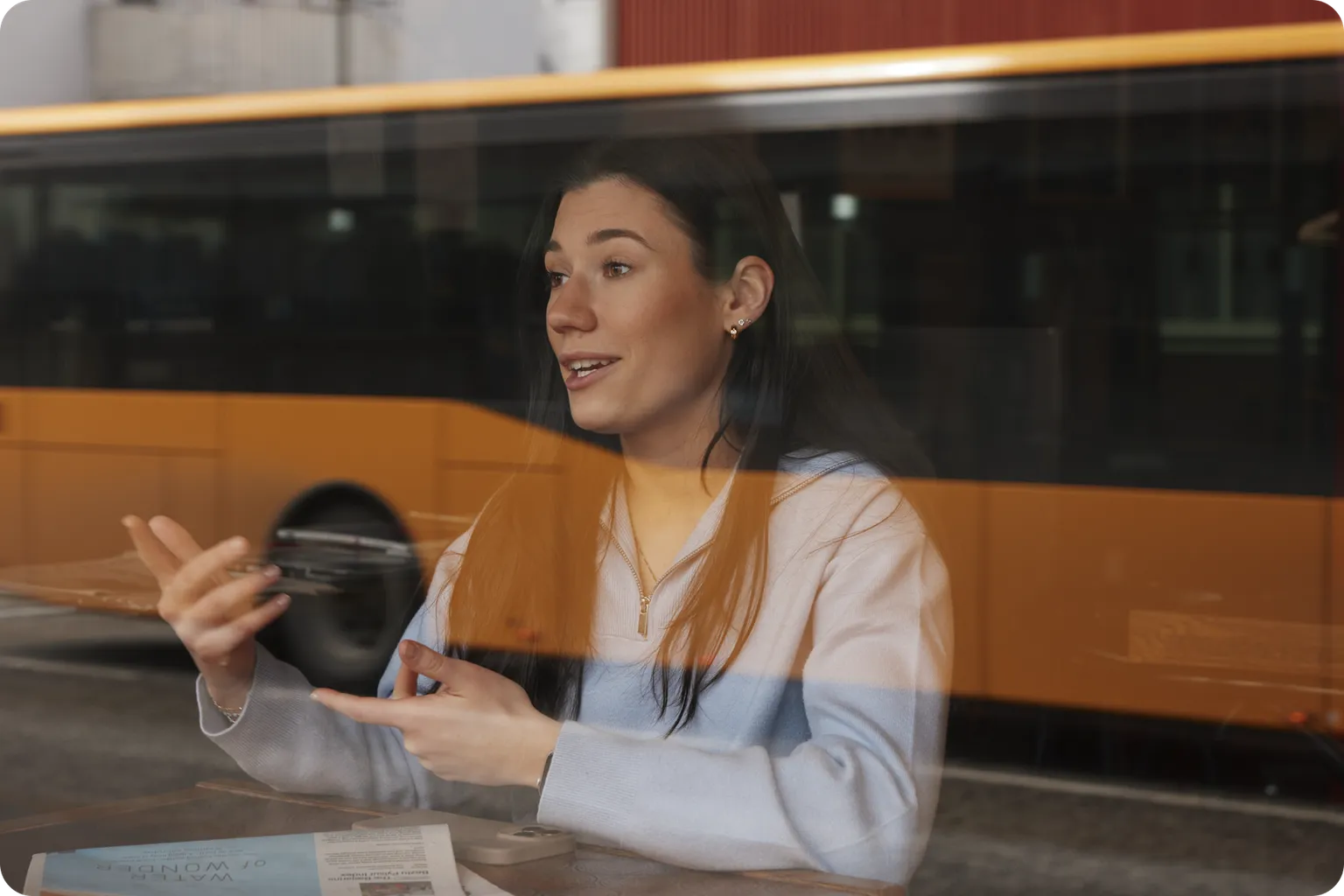 Einstaklingur tekur mynd með myndavél í stofu heima